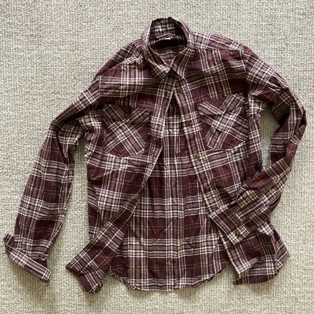 Carhartt women’s maroon plaid long sleeved button down shirt size small